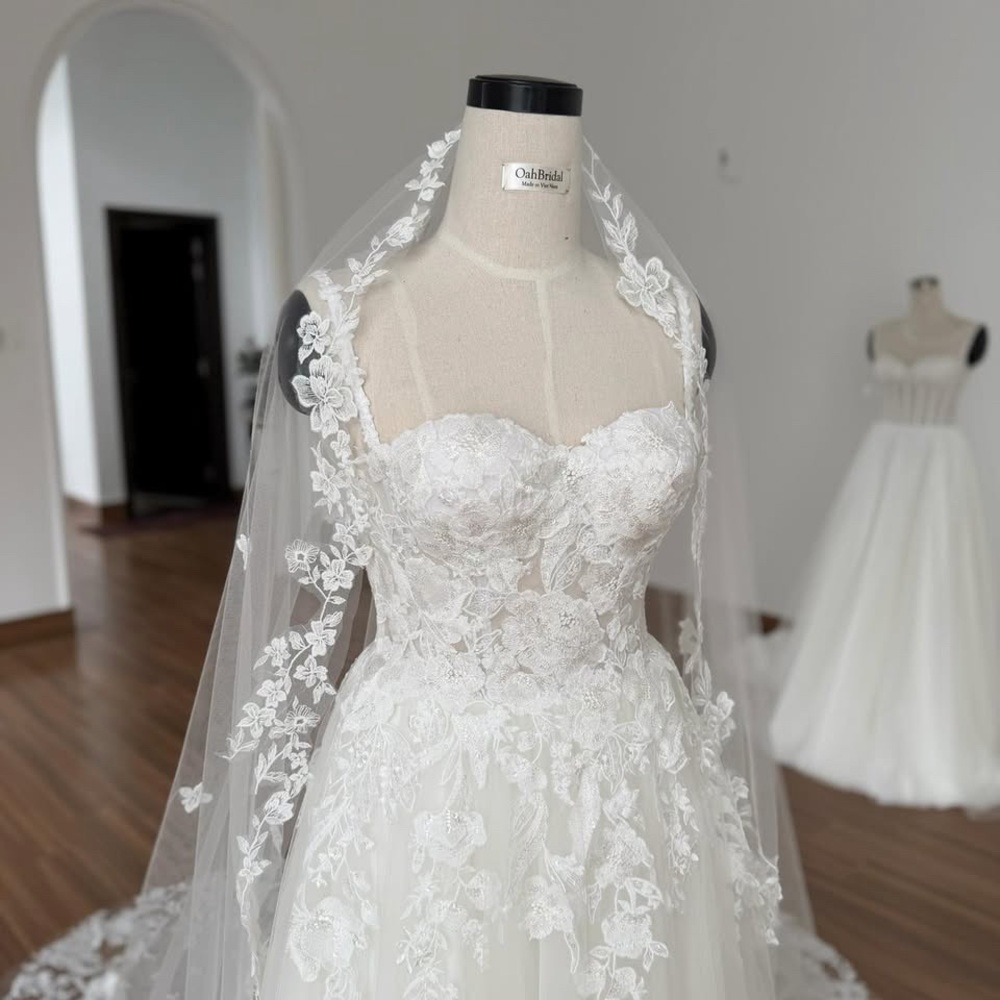 Lace Appliqué Corset Wedding Dress - never worn with matching veil